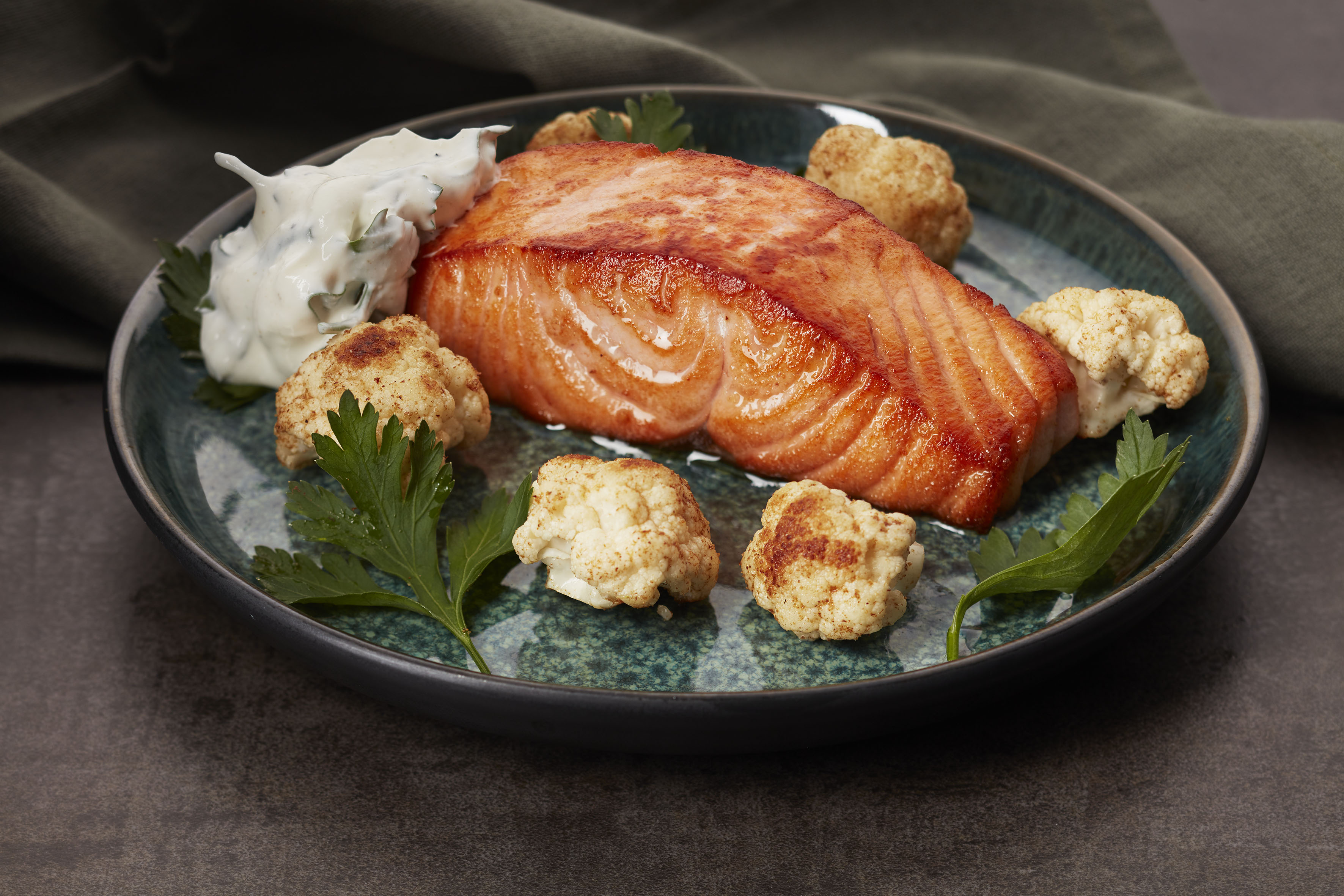 Annos lautasella, jossa on lohta