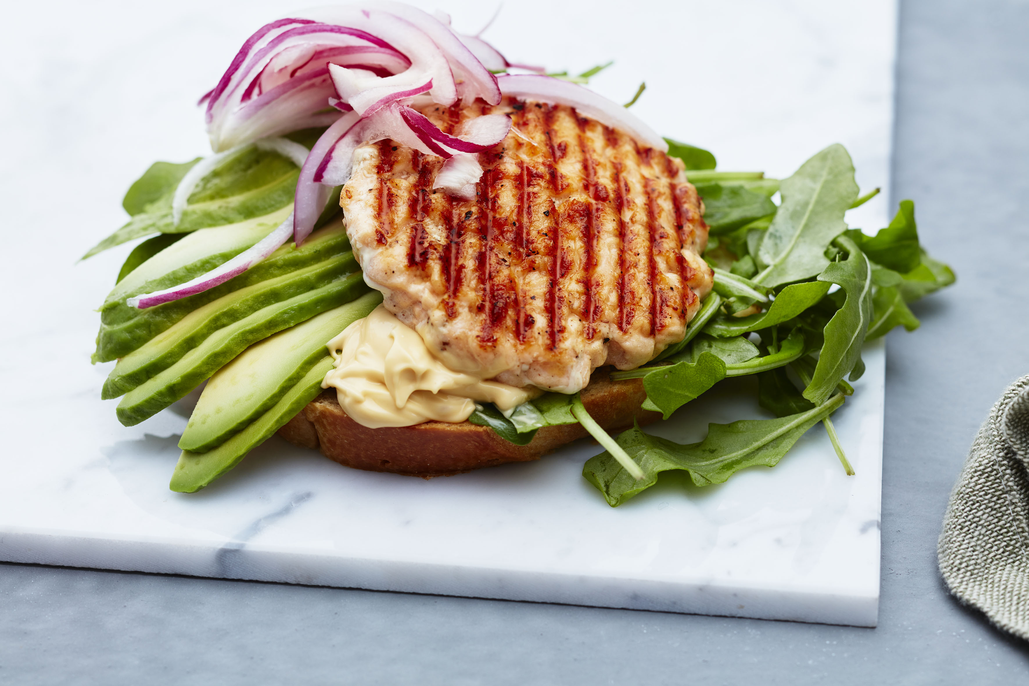 Lakseburger med syltet rødløk og soyamajones