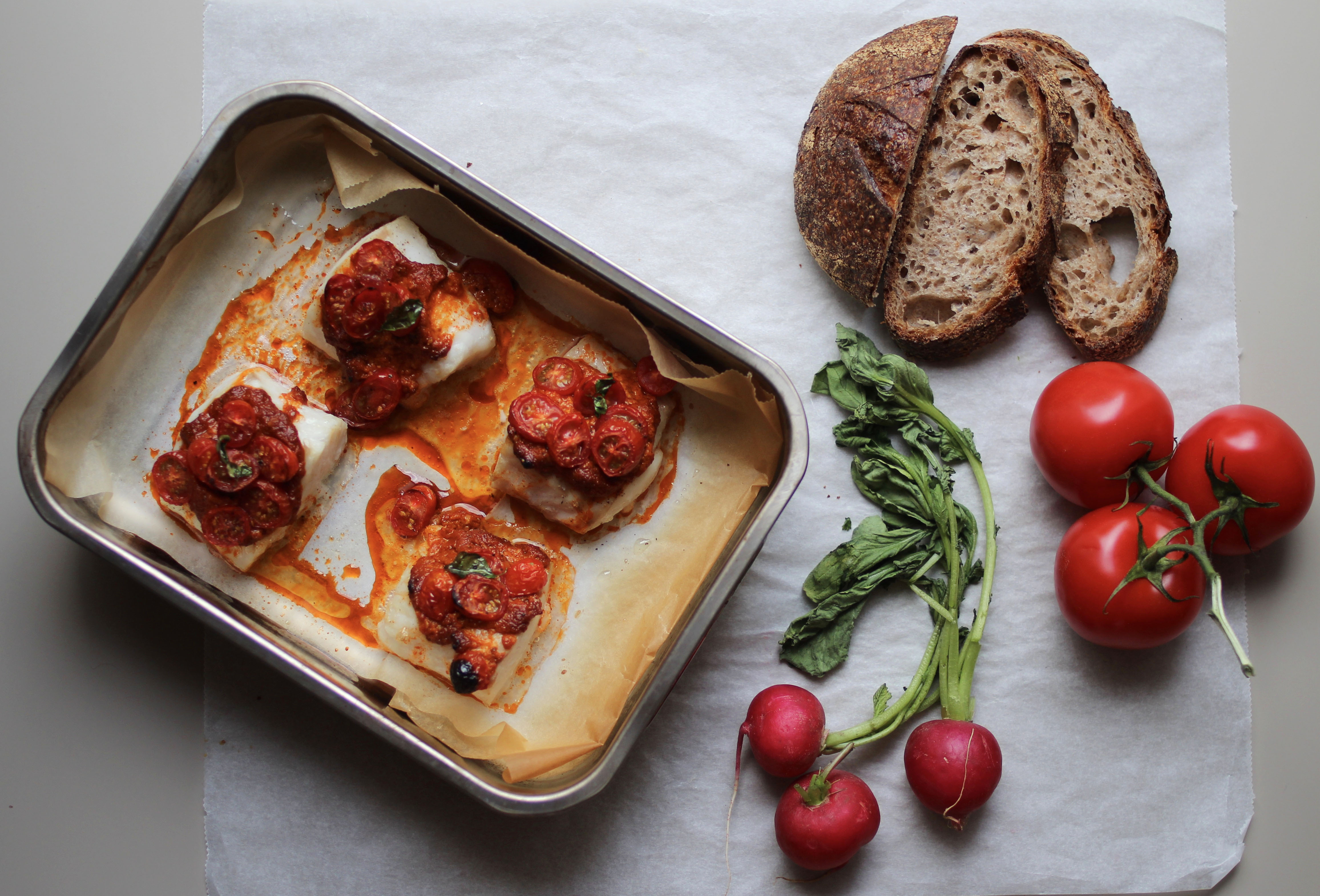 Ovnsbakt torsk med rød pesto og tomat