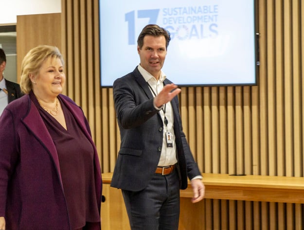 Statsminister Erna Solberg sammen med konsernleder Henning Beltestad