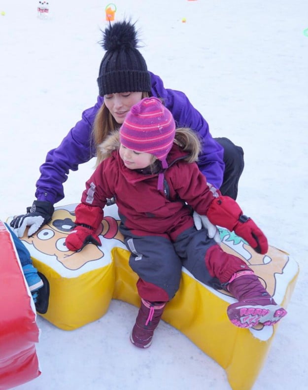 Irene Monetta med datteren, påkledd varme klær omgitt av snø. 