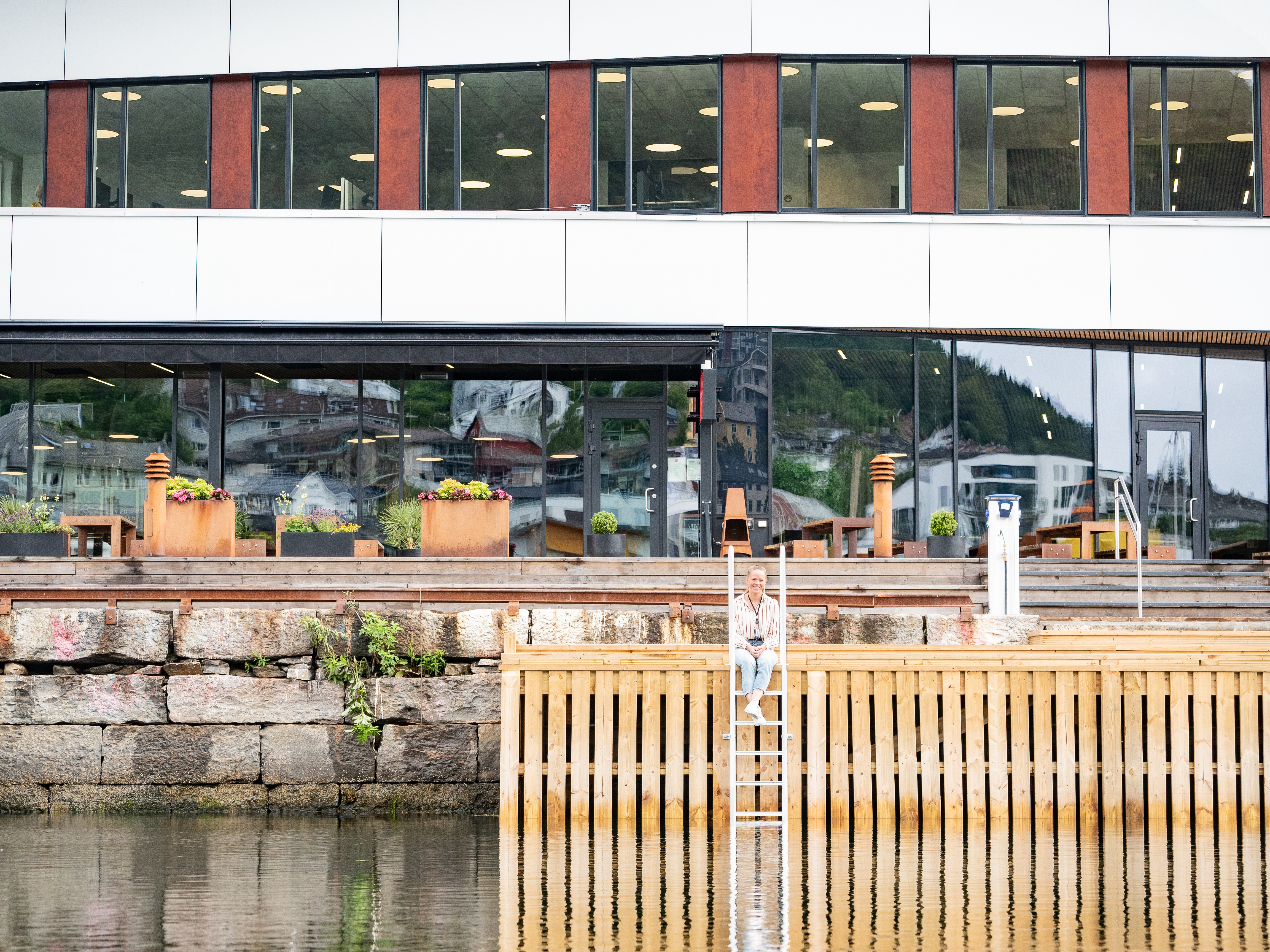 Astrid foran Lerøys hovedkontor i Bergen