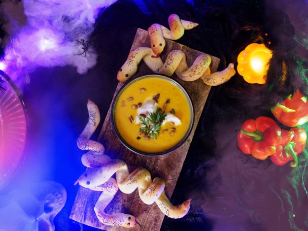 Halloween gresskarsuppe med torsk og slangebrød