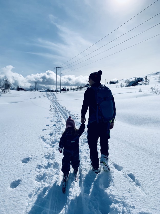Døtrene på to og åtte deler allerede skigleden med pappa.