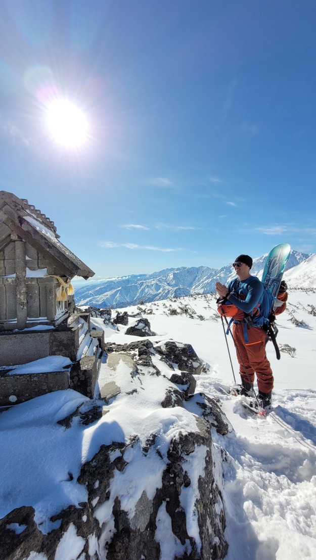 Snowboard i solveggen.