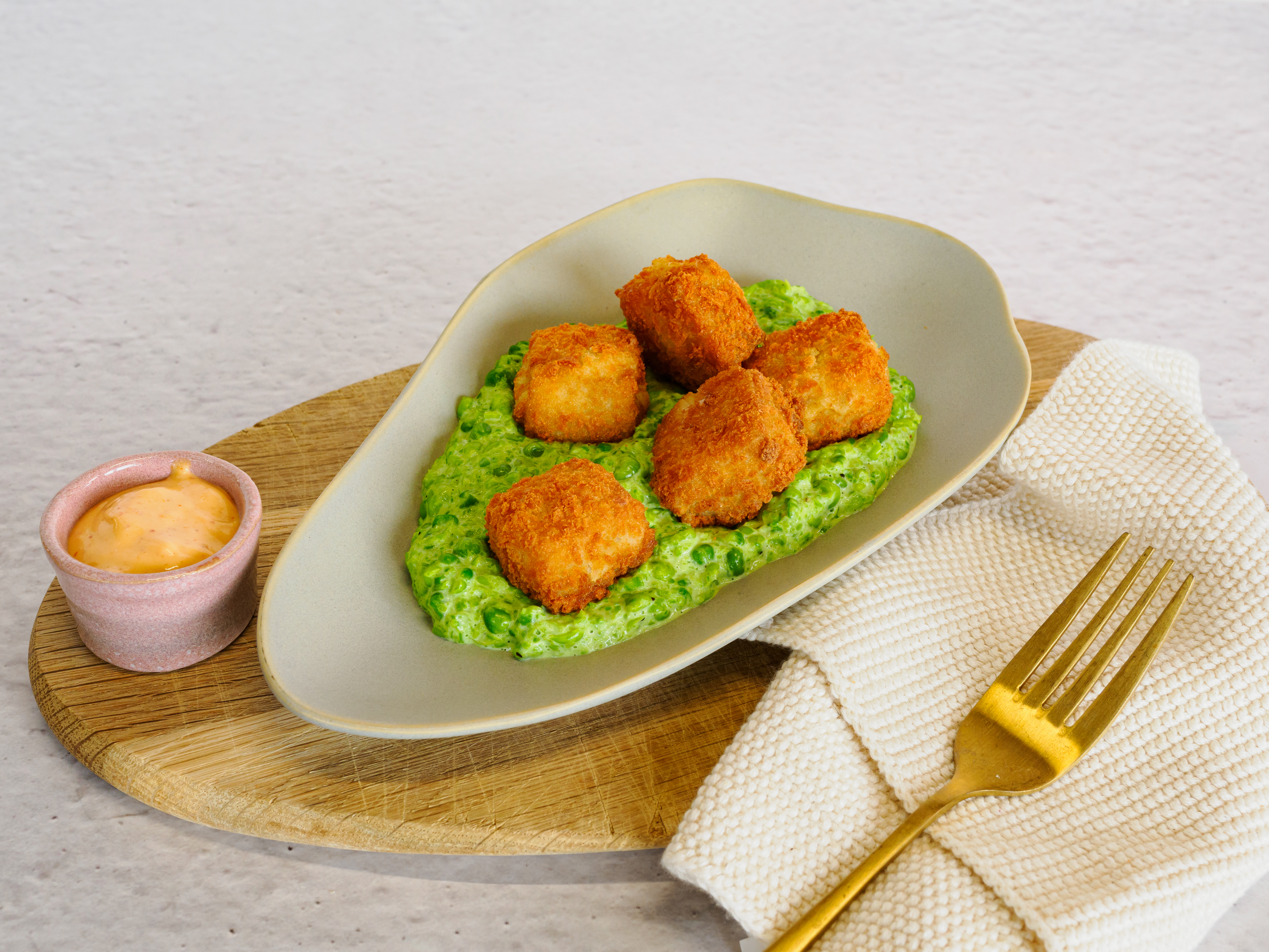 Sprøpanerte torsketerninger med ertepure og srirachamajones - Lerøy Seafood