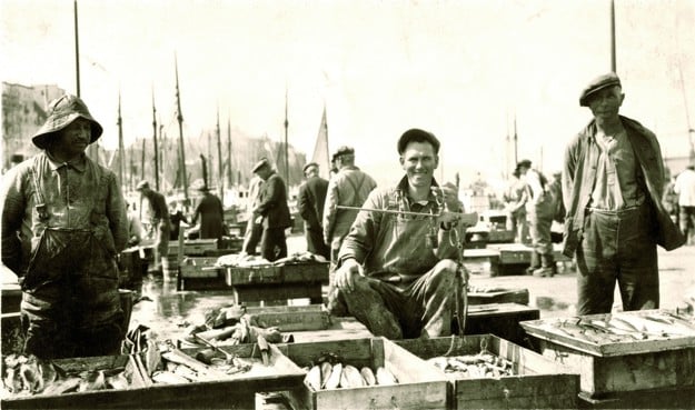 Elias Fjeldstad selger fisk på Fisketorget i Bergen,