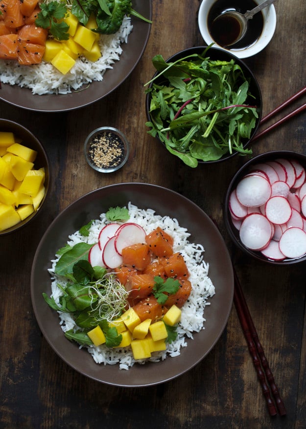 Poké med laks, mango og koriander