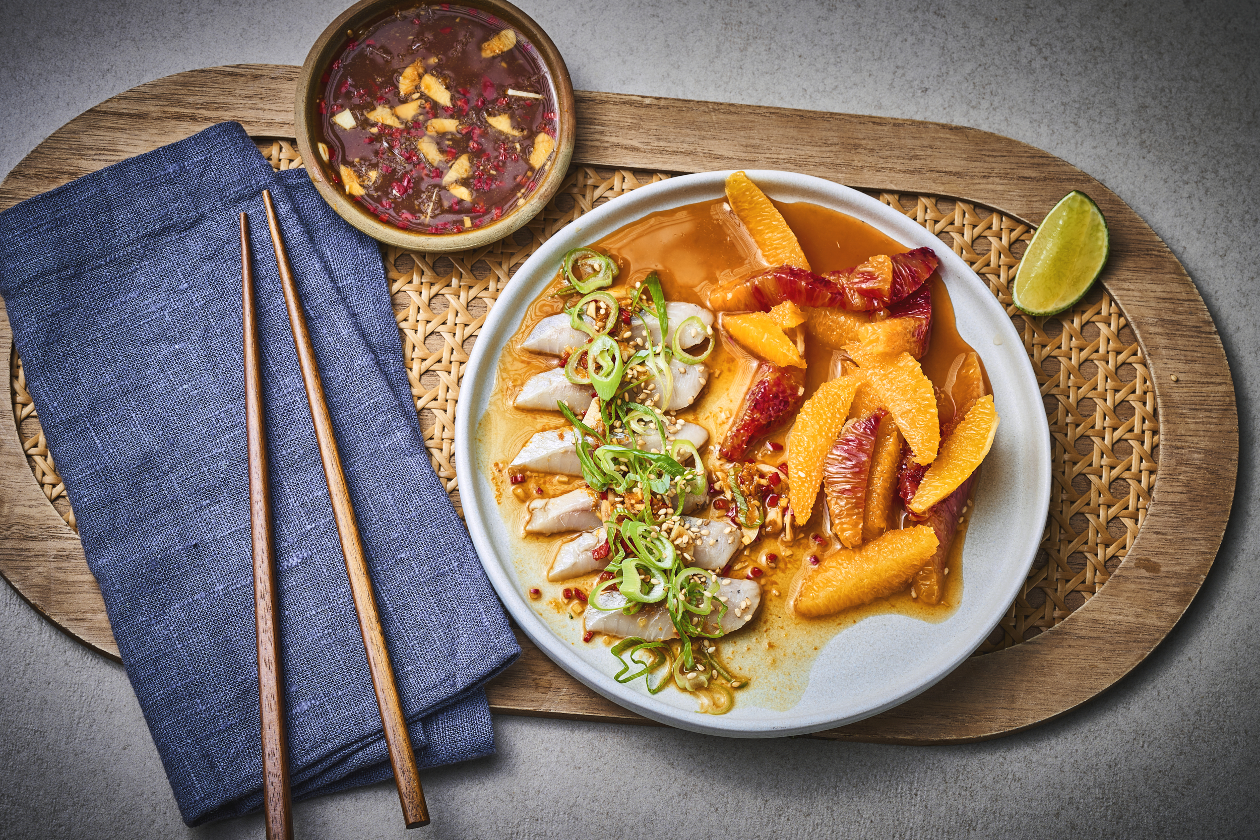 Spekesild med ponzu på serveringsfat sett ovenfra