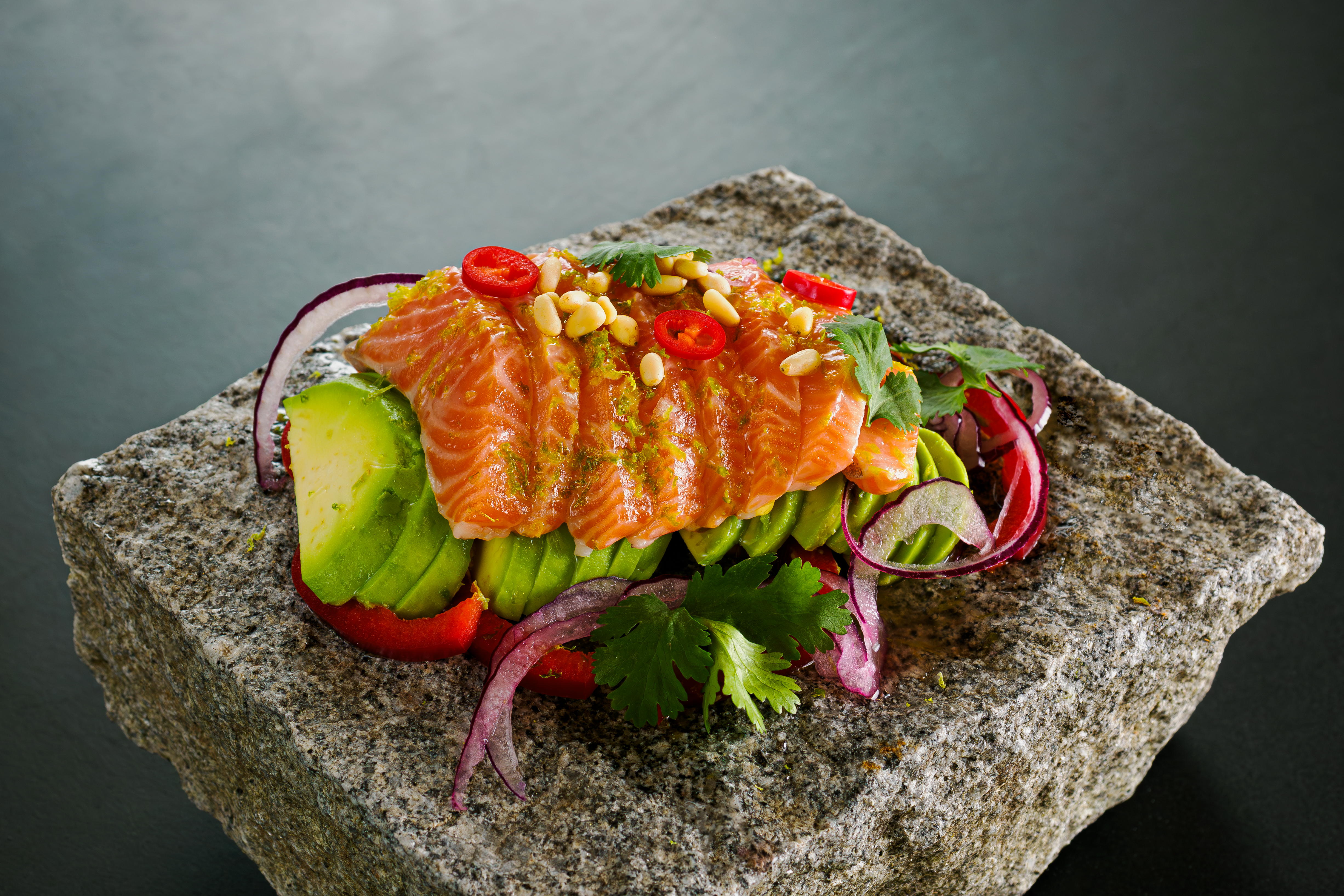 Ceviche av laks og avkodao servert på steinhelle
