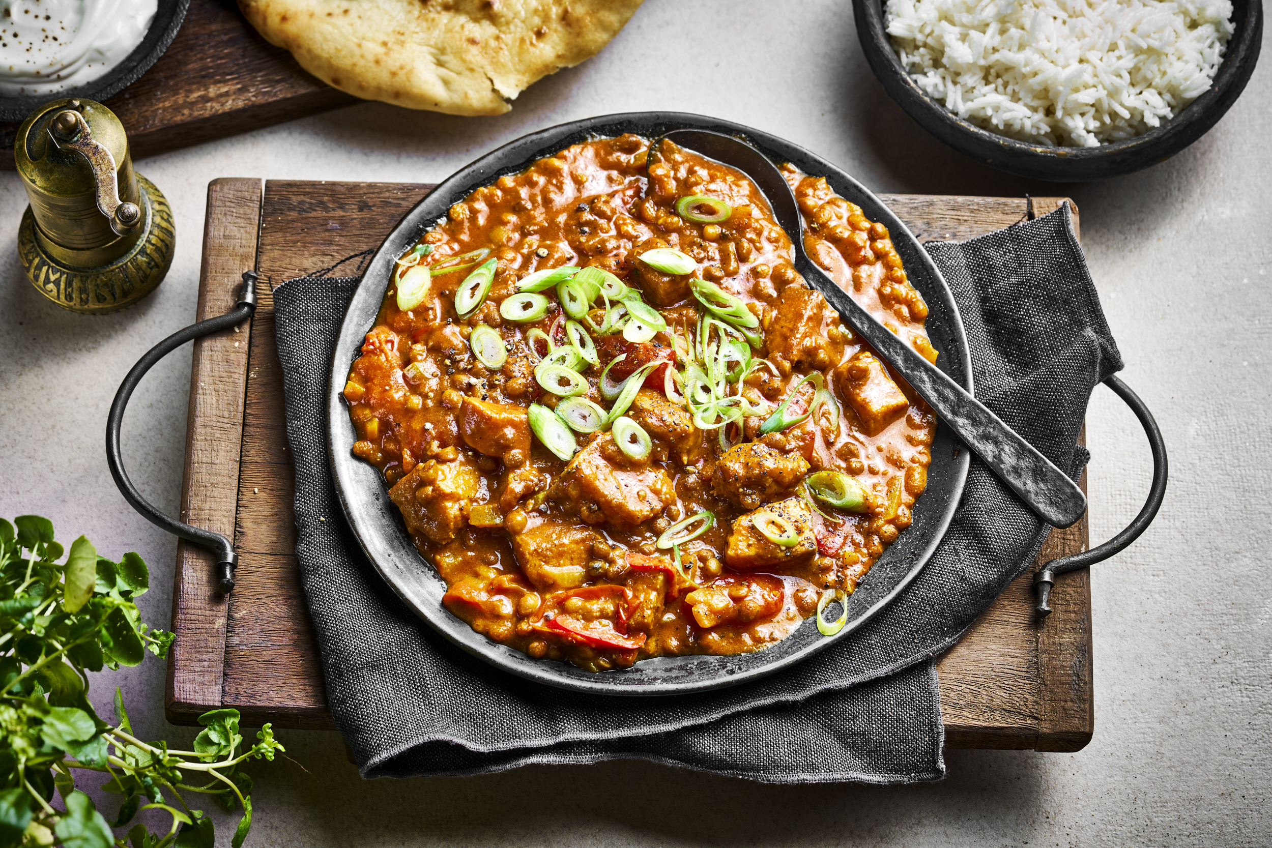 Indisk dal med torsk og sei i gryte, sett ovenfra. Rustikk stil
