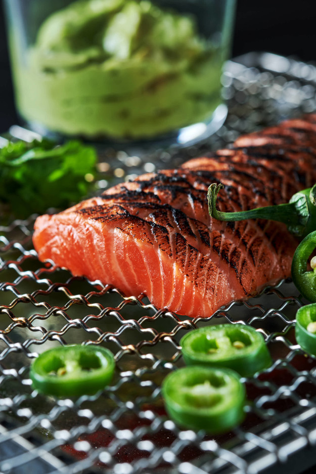 Ørretloin med avokadokrem bak og jalapenõsskiver.