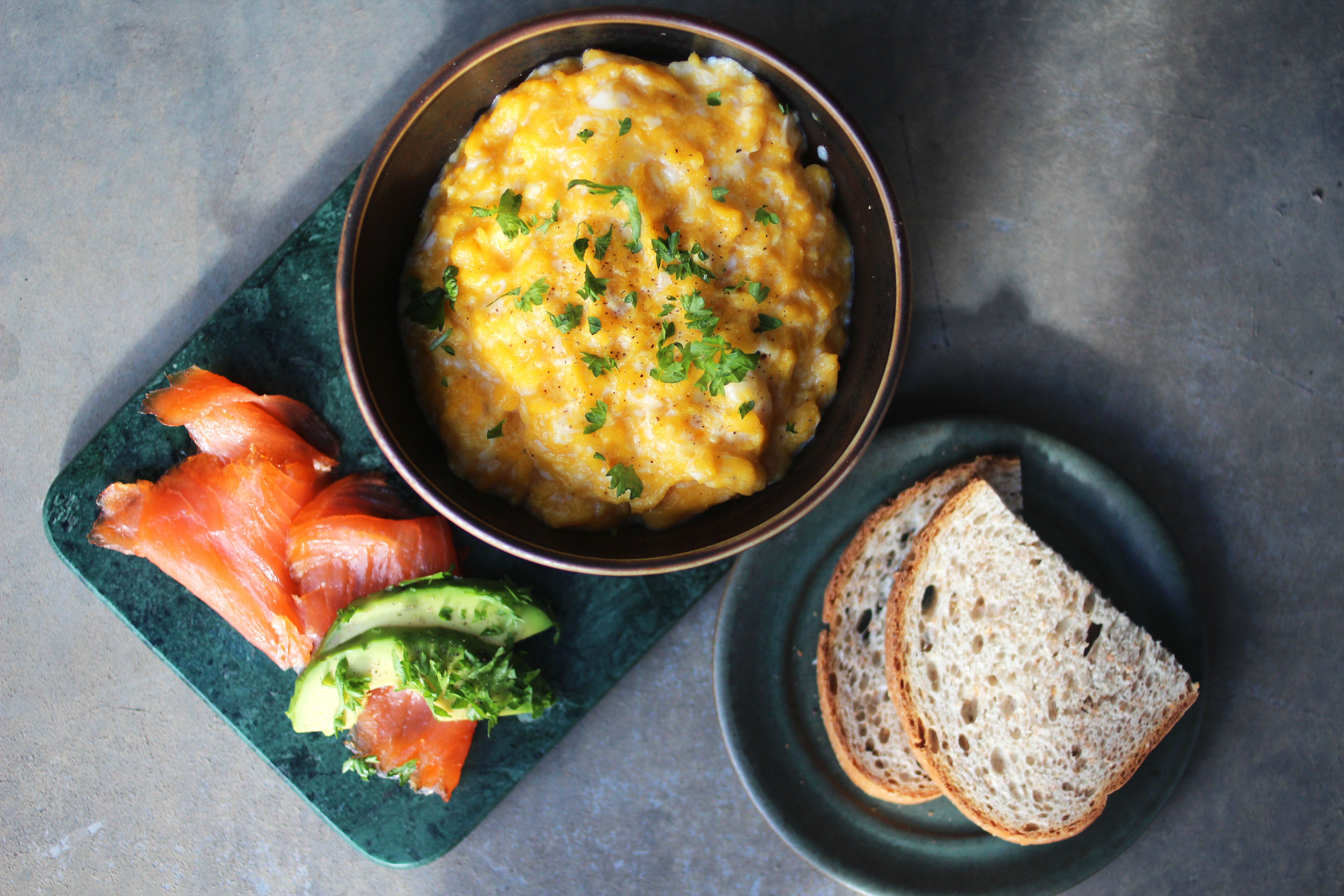 Rökt lax och äggröra