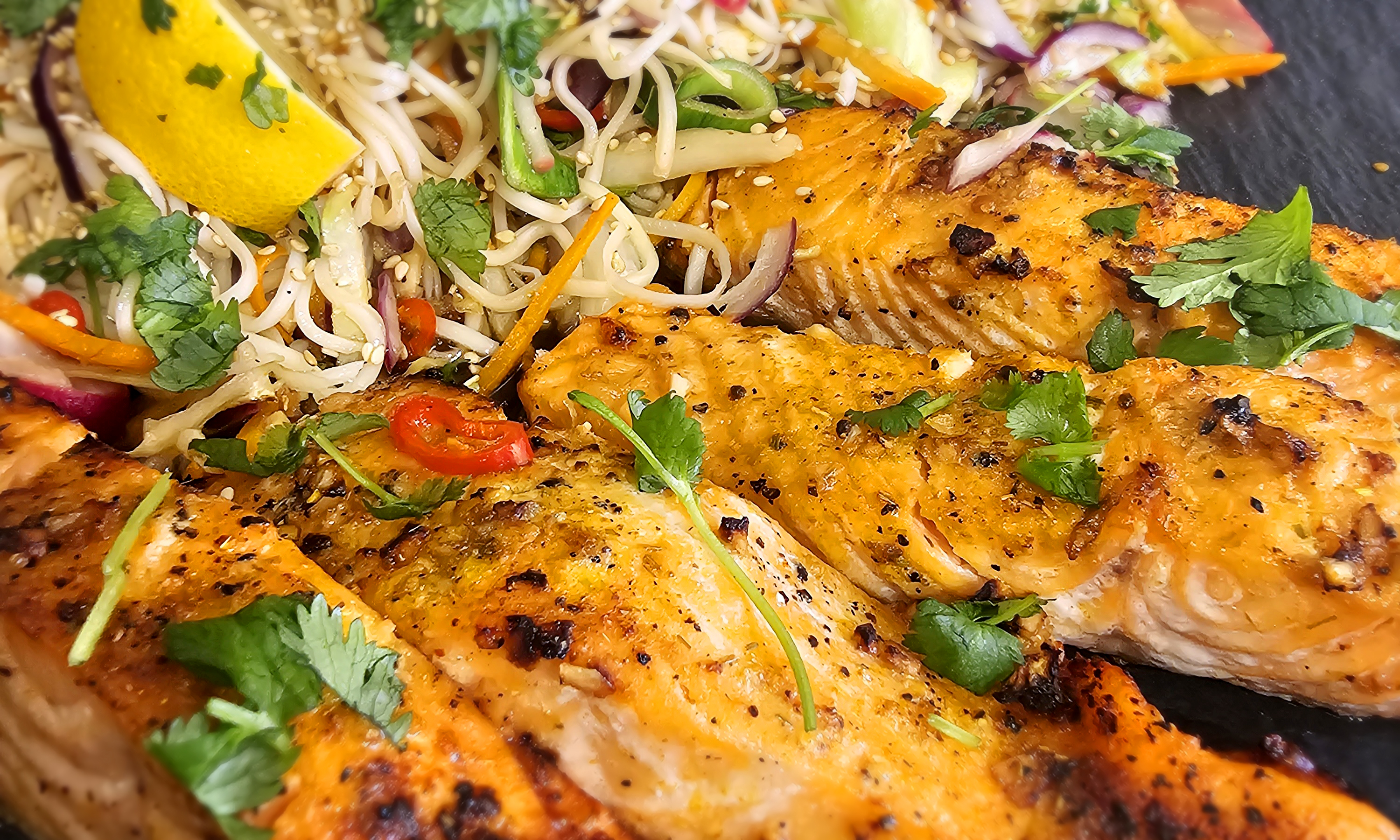 Laks med lun thaisalat i airfryer