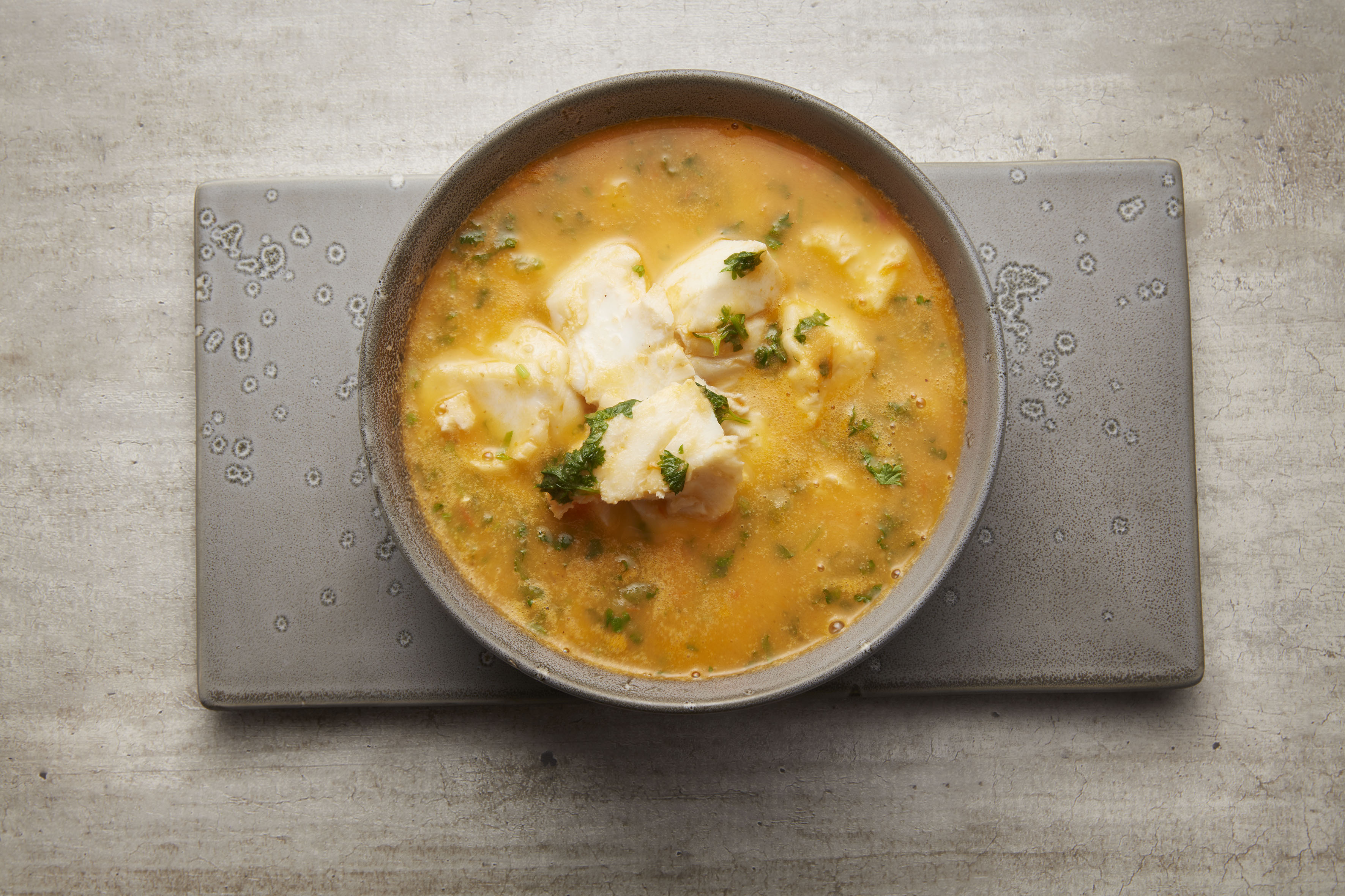 Hjemmelaget tomatsuppe med torsk, hvitløk og persille