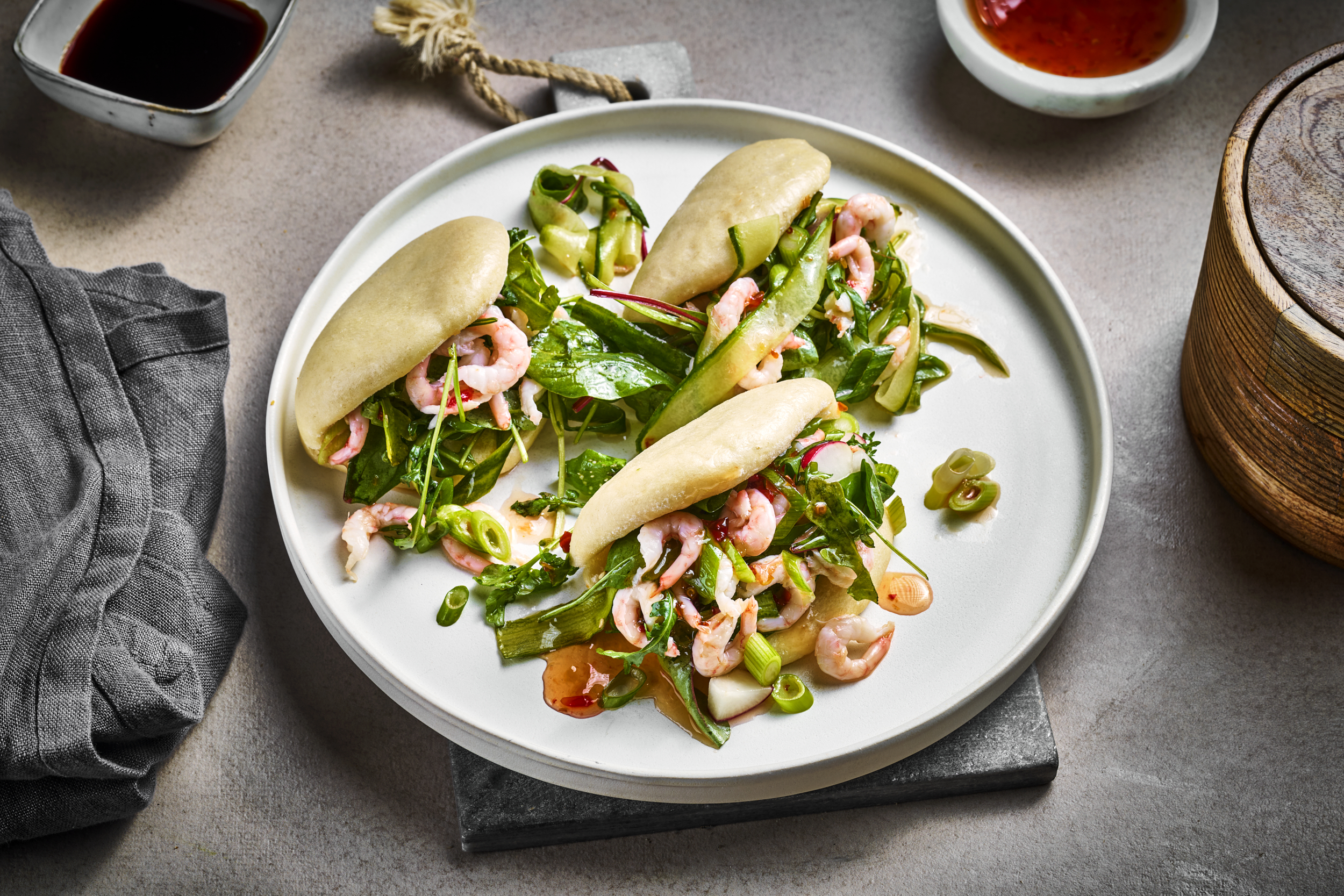 Bao buns med reker servert på tallerken med tilbehør