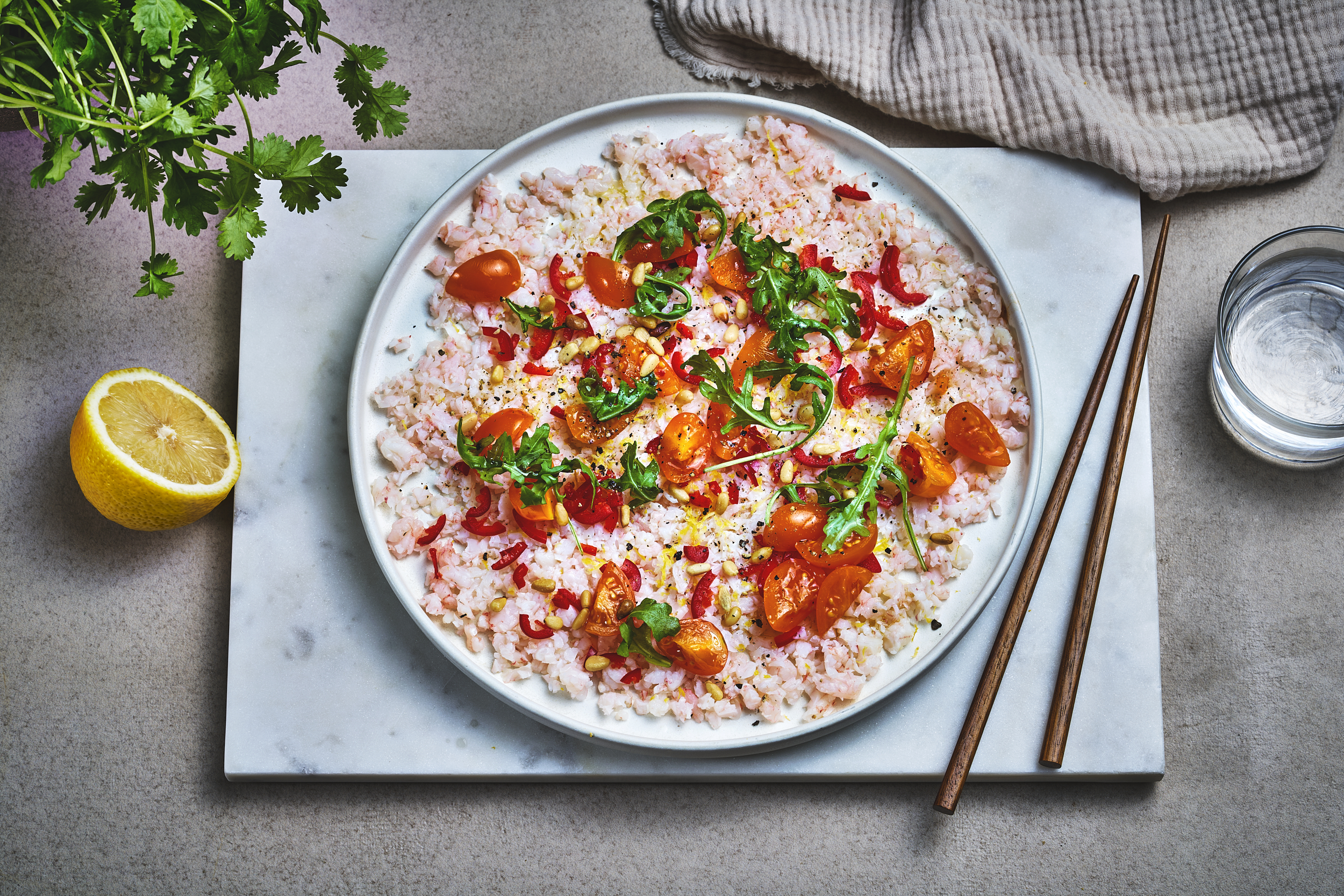 Carpaccio med reker servert på lyst fat