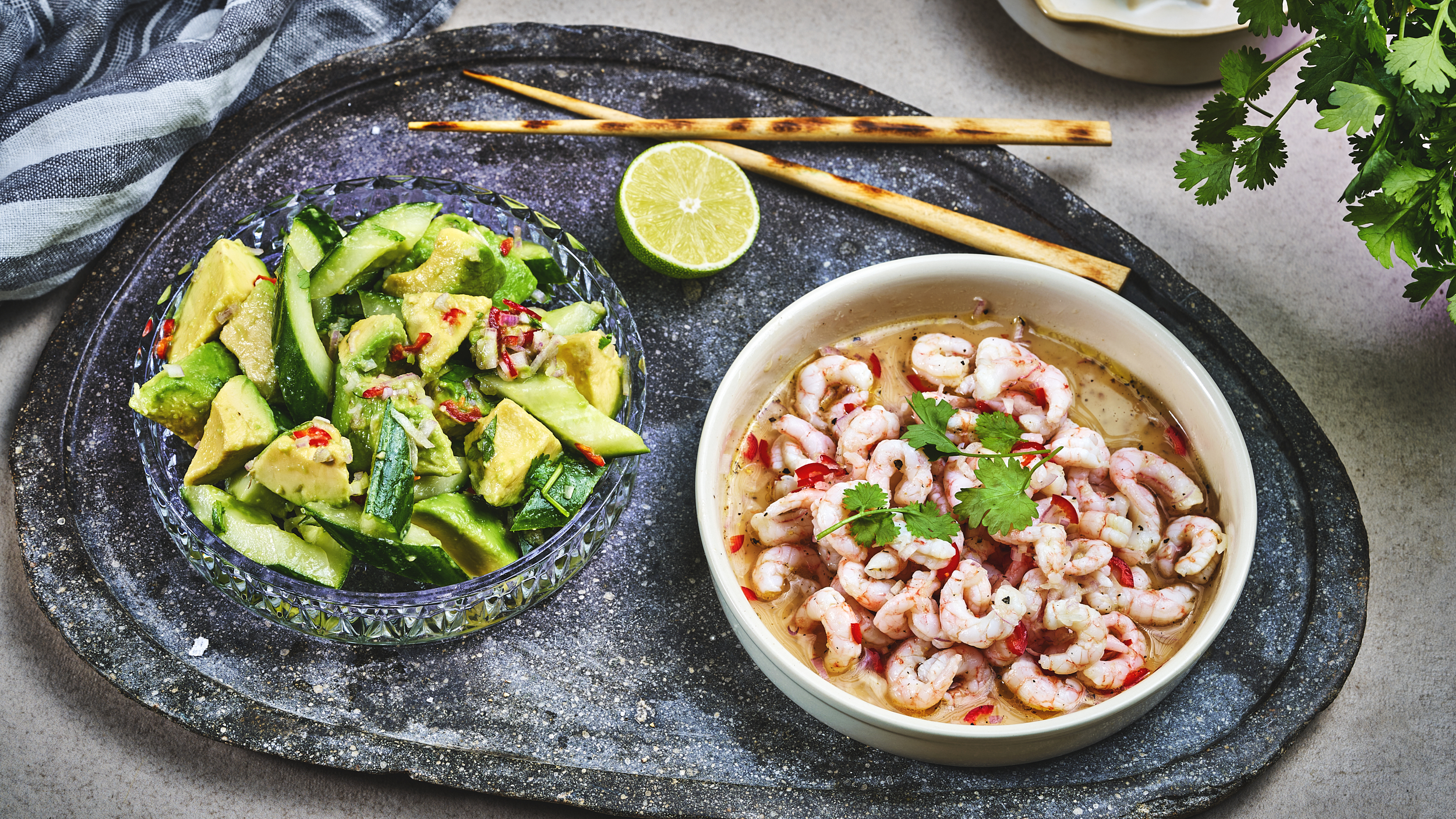 Ceiche med reker og avokadosalat på tallerken, mørk bakgrunn